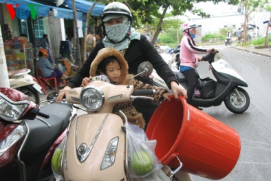 Xếp hàng mua đồ chạy bão số 14